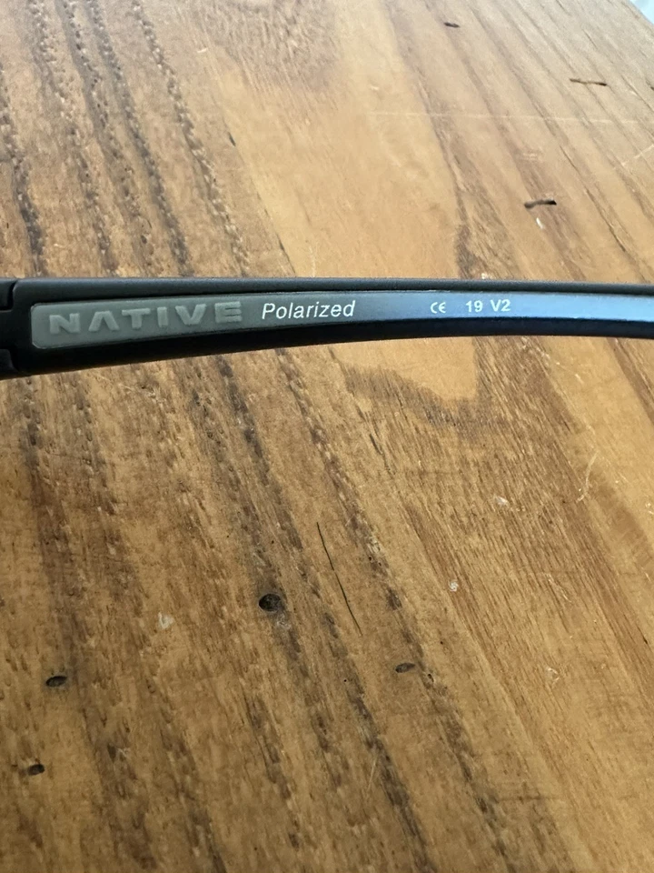 Gafas de sol Nativas Kodiak montura negra lentes azules polarizadas Foto 4 de 4