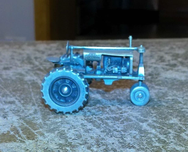 1/43 unbranded farmall F-20 pewter tractor in nice shape used - Image 2 of 4