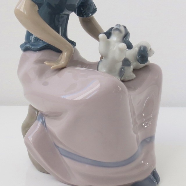 Nao Figurine by Lladro Sitting Lady with Puppies Pups Porcelain Made in