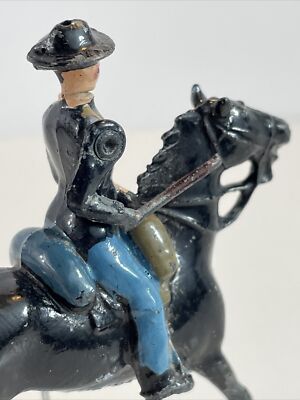 CAVALIER À CHEVAL officier monobloc soldat ancien plomb uniforme bleu