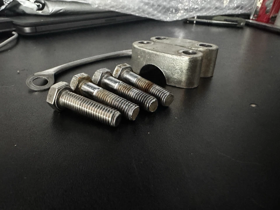 Suzuki SP370/DR370 1978 abrazaderas de manillar con pernos Foto 2 de 2