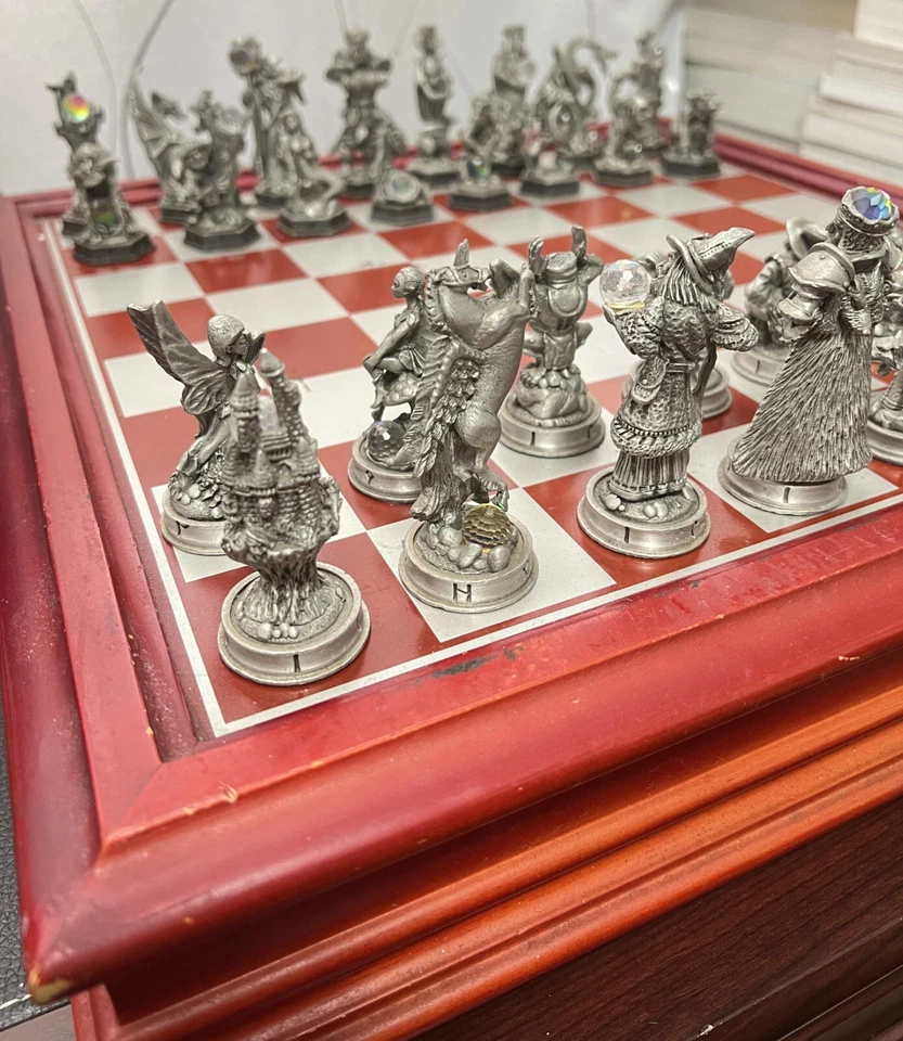 Descubre el pináculo de la elegancia, posee la rara fantasía del juego de ajedrez de cristal Foto 4 de 4