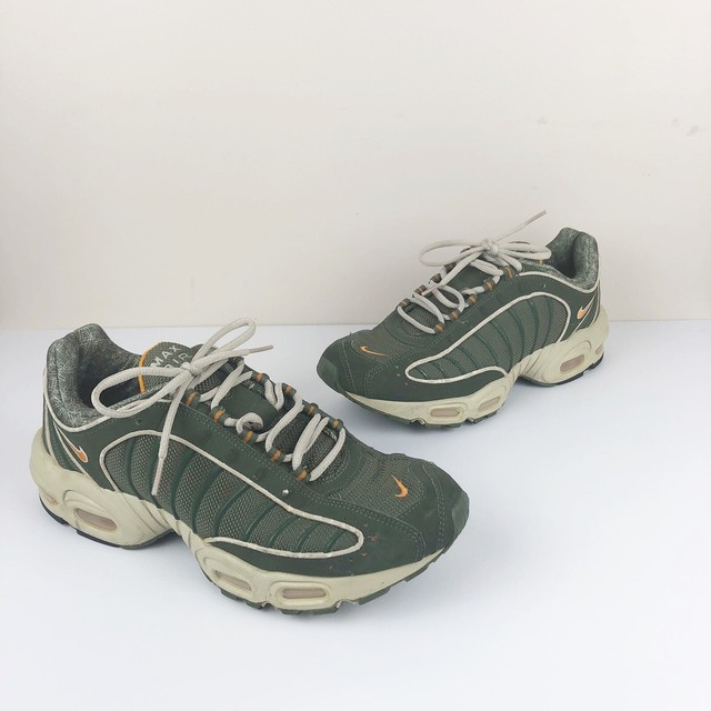 olive green nike tennis shoes
