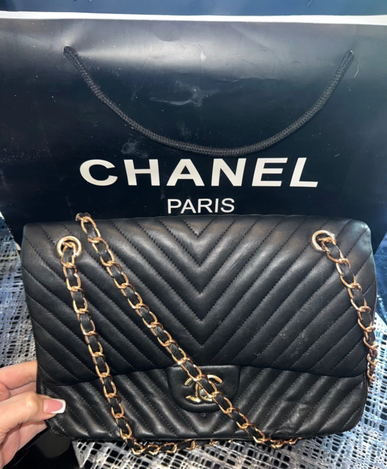 Borsa Vintage Chanel Medium Chevron Nera Classica con Patta in Pelle di Agnello (2005 2006)