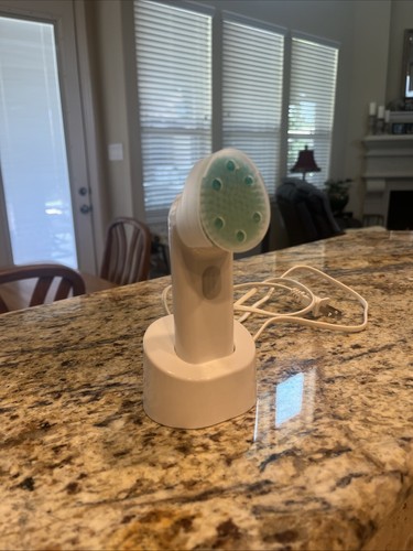 Clinique Sonic System Purifying Facial Cleansing Brush & Charging Dock