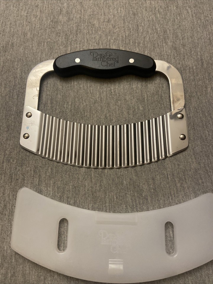 Pampered Chef Curved Vegetable Crinkle Cutter with Blade Guard 1063