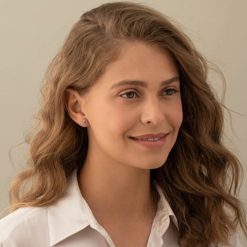 Aretes de aguamarina azul forma ovalada de 1,26 quilates en oro blanco de 14 K Foto 2 de 4