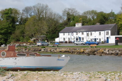 Foto 6x4 The Ship Inn at Red Wharf Bay, mit einer traurig aussehenden Yacht Sunris c2009