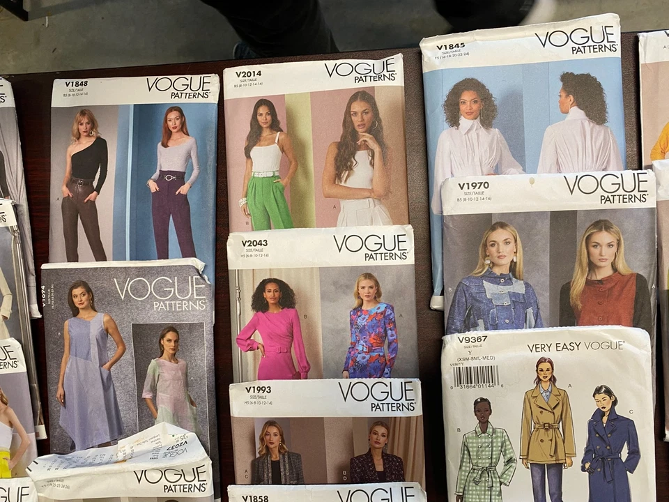 Lote de 50 patrones de costura Vogue & Butterick SIN CORTAR principalmente ropa de mujer Foto 4 de 4