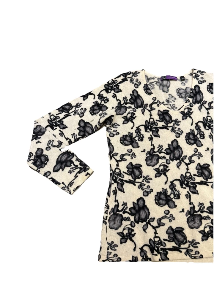 Suéter de cachemir para mujer Saks Fifth Avenue talla M negro blanco patrón de flores Foto 3 de 4