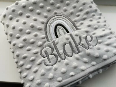 SOFT TOUCH PERSONALISIERTE BESTICKTE GRÜBCHEN BABYDECKE GRAU ROSA BLAU ROT REGENBOGEN GESCHENK