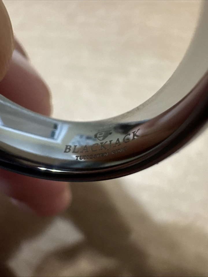 Anillo de tungsteno con acabado metálico para pistola para hombre talla 12 Foto 3 de 4