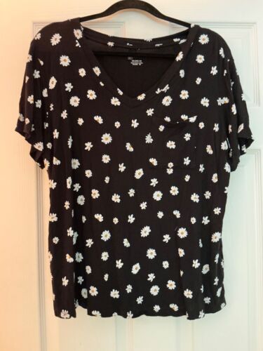 No Boundaries Woman’s PLUS Sz 2XXL Black White Daisy Print T-Shirt FRT POCKET