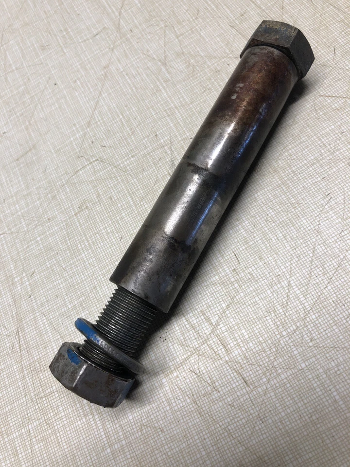 Perno y buje del eje delantero del tractor Ford 140 Foto 3 de 3