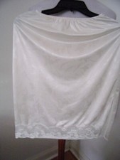 VINTAGE J.C PENNYS SZ W 24" WHITE EVERYDAY NYLON SLIP