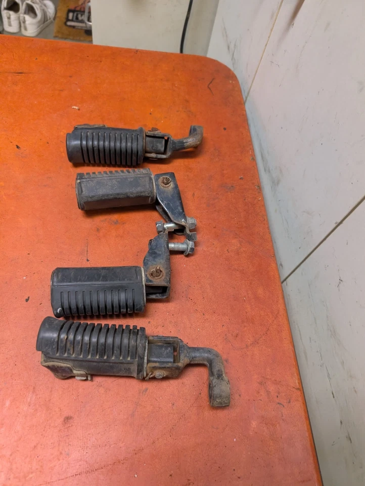 1980-1982 HONDA CB750 FRONT REAR FOOT PEGS REST MOUNT LEFT RIGHT PEG OEM - Image 2 of 4