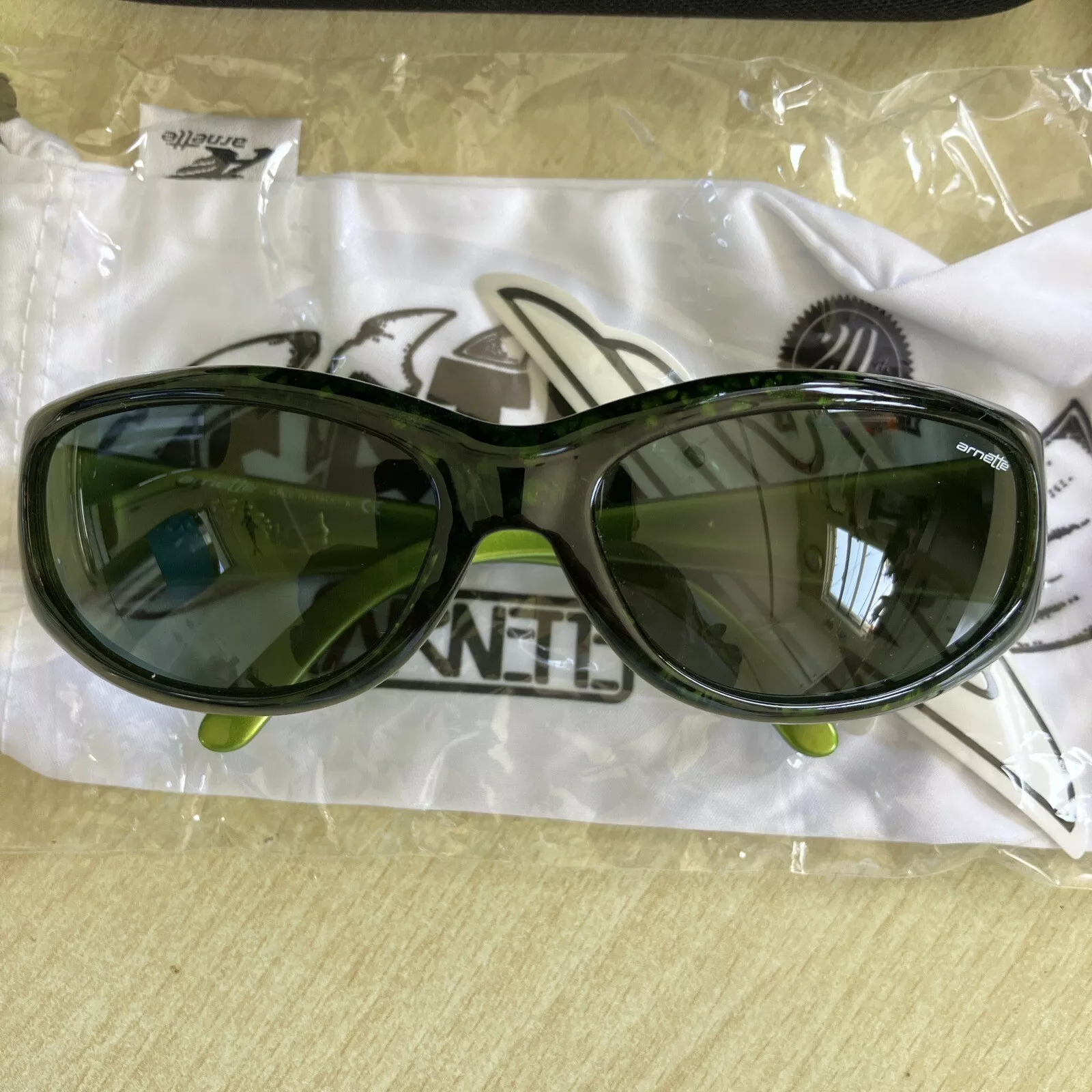 Lunettes de soleil vintage ARNETTE poisson chat neuves Italie surf skate supreme jNCO