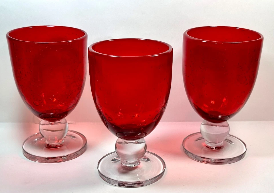 Набор из 3 красных стеклянных кубков для воды ручной работы с прозрачным стеклянным основанием от Tag Ltd - Изображение 3 из 4