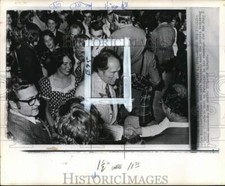 1974 Press Photo Canadian Prime Minister Pierre Trudeau & wife Margaret in crowd