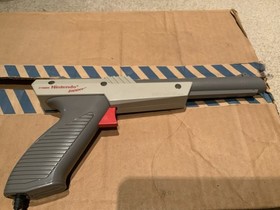 Original Nintendo System NES-001, w/ Cords, 1x Controller, Zapper, Game