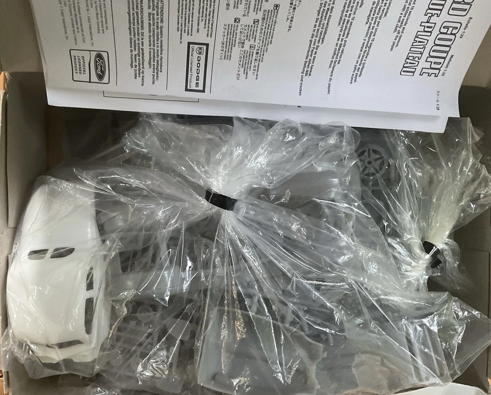 Lindberg 1/25 Dodge L-700 & 40 Ford Coupe with Flatbed Trailer No. 73068 - Image 2 of 2