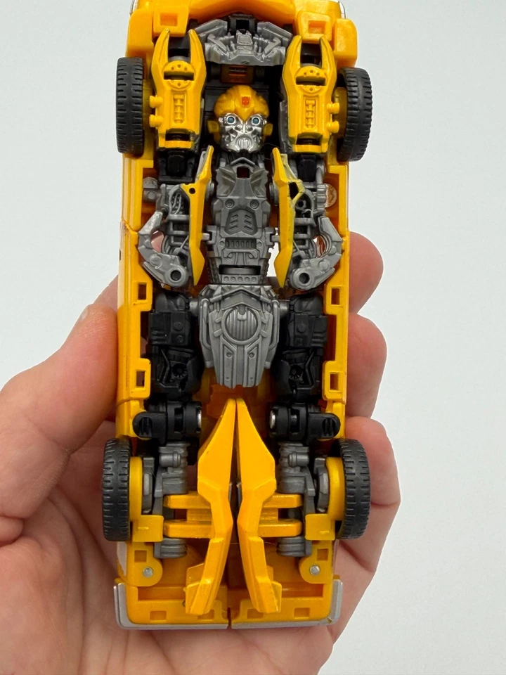 HASBRO TRANSFORMERS STUDIO SERIES 27 DELUXE CLASS 2007 MOVIE CLUNKER BUMBLEBEE - Image 2 of 4