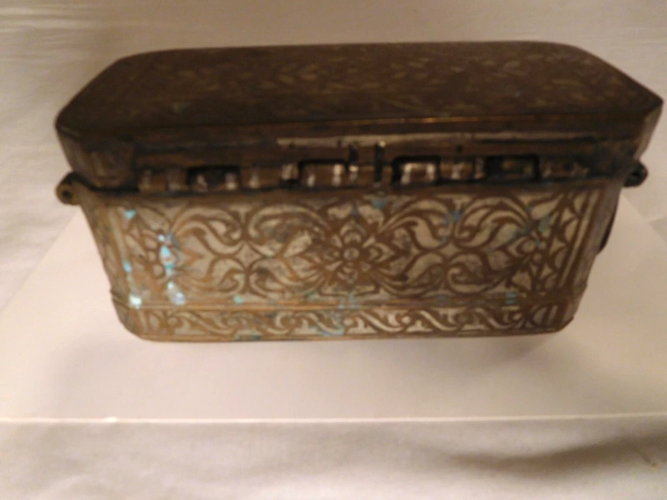 Antigua caja de tuercas de betal con incrustaciones de latón pesado con 3 compartimentos y asas Foto 4 de 4