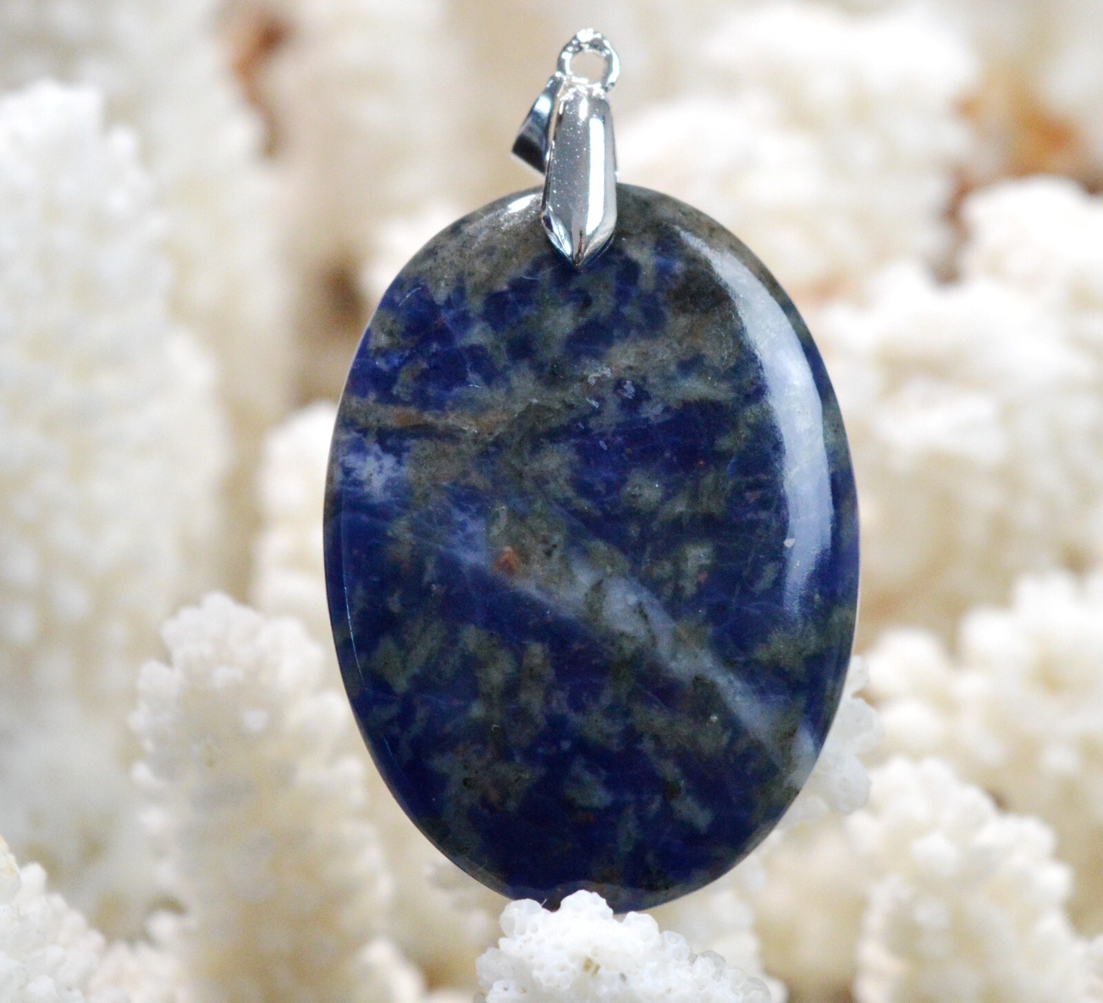 Sodalite 54 carats pendentif cabochon : retrouvez le calme face au stress urbain