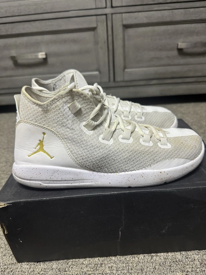 Moneda de oro metálica Jordan Reveal talla 10,5 Foto 3 de 4