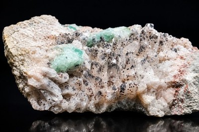 Calcit xx m blauem Fluorit derb UV Artenberg Steinach,Schwarzw Mineralien Museum
