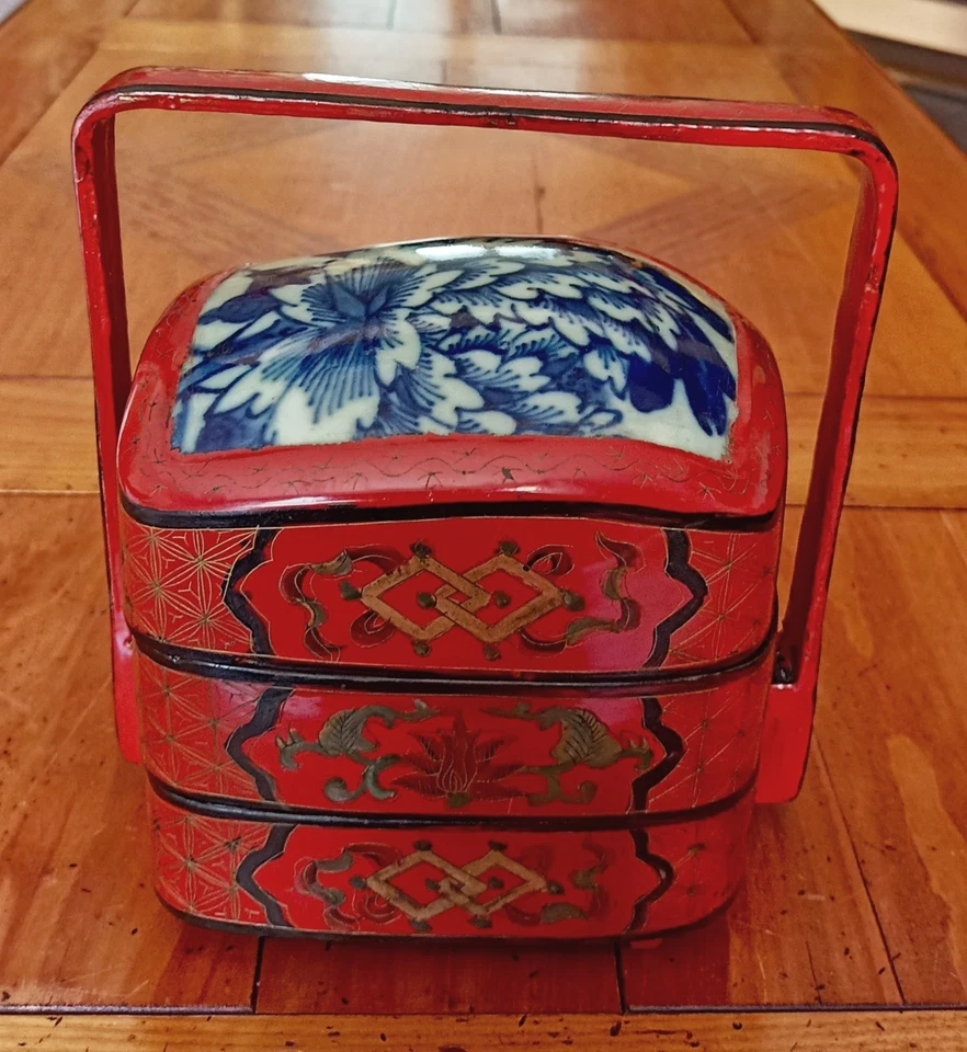 PANIER DE MARIAGE CHINOIS EN BOIS LAQUE ROUGE ET PLAQUE DE PORCELAINE - Photo 2/4