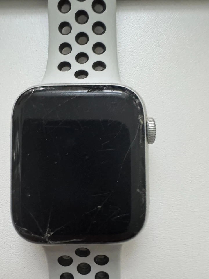 Apple Watch SE Nike 44mm Aluminiumgehäuse mit Pure Sportarmband Displayschaden - Bild 2 von 2