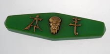 ASIAN ORIENTAL MOTIF GREEN BAKELITE PLASTIC PIN. SIMICHROME TESTED.