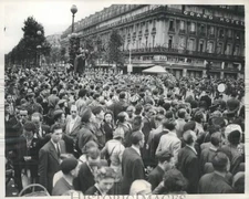 1945 Press Photo Crowd watches Allied Military Band in Paris - nef73401