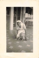 ANCIENNE PHOTOGRAPHIE INFIRMIERE NURSERIE JEUNE FEMME ET UN BAMBIN