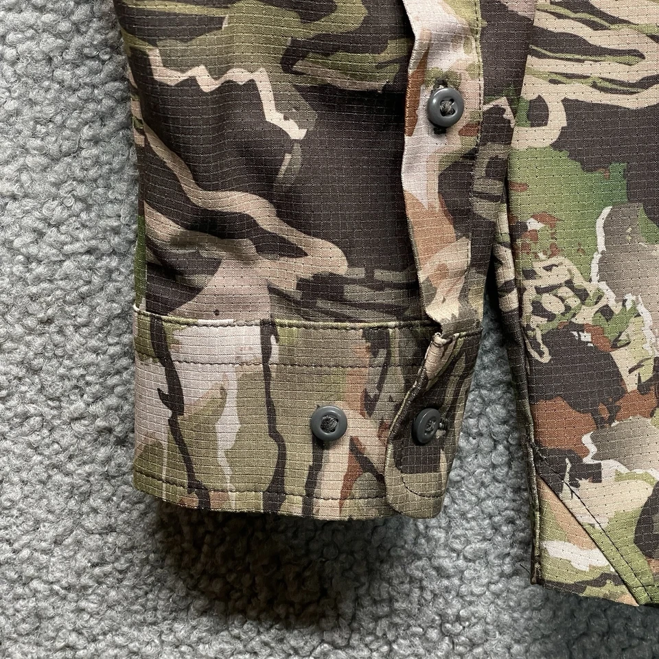 Under Armour Mens Small Button Down ArmourVent Camo Field Heatgear Loose Fit EUC - Image 4 of 4