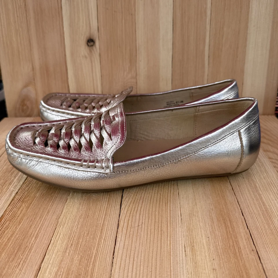 Mocasines planos Isaac Mizrahi plateados para mujer talla 6,5 Foto 2 de 4