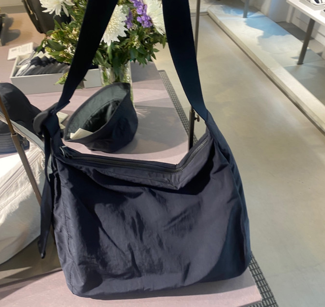 COS Nylon Crescent Messenger Bag Navy 1149992001 / 100 COS Nylon Crescent Messenger Bag Navy 1149992001 / 100