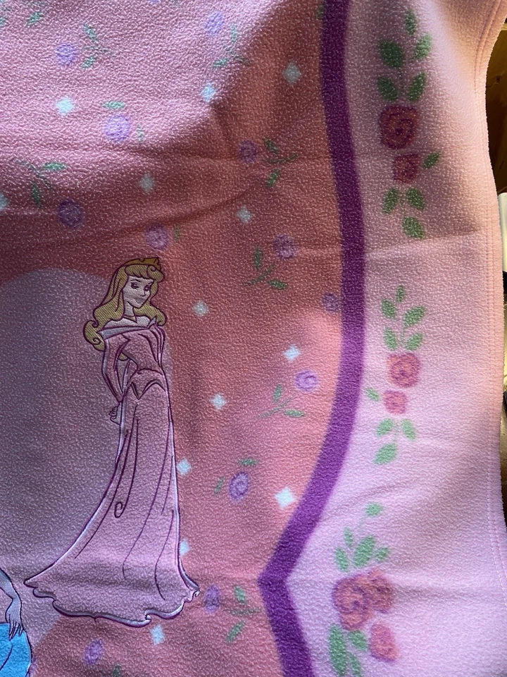 Manta polar rosa princesa Disney tiro Blancanieves Cenicienta flores aurora Foto 3 de 4