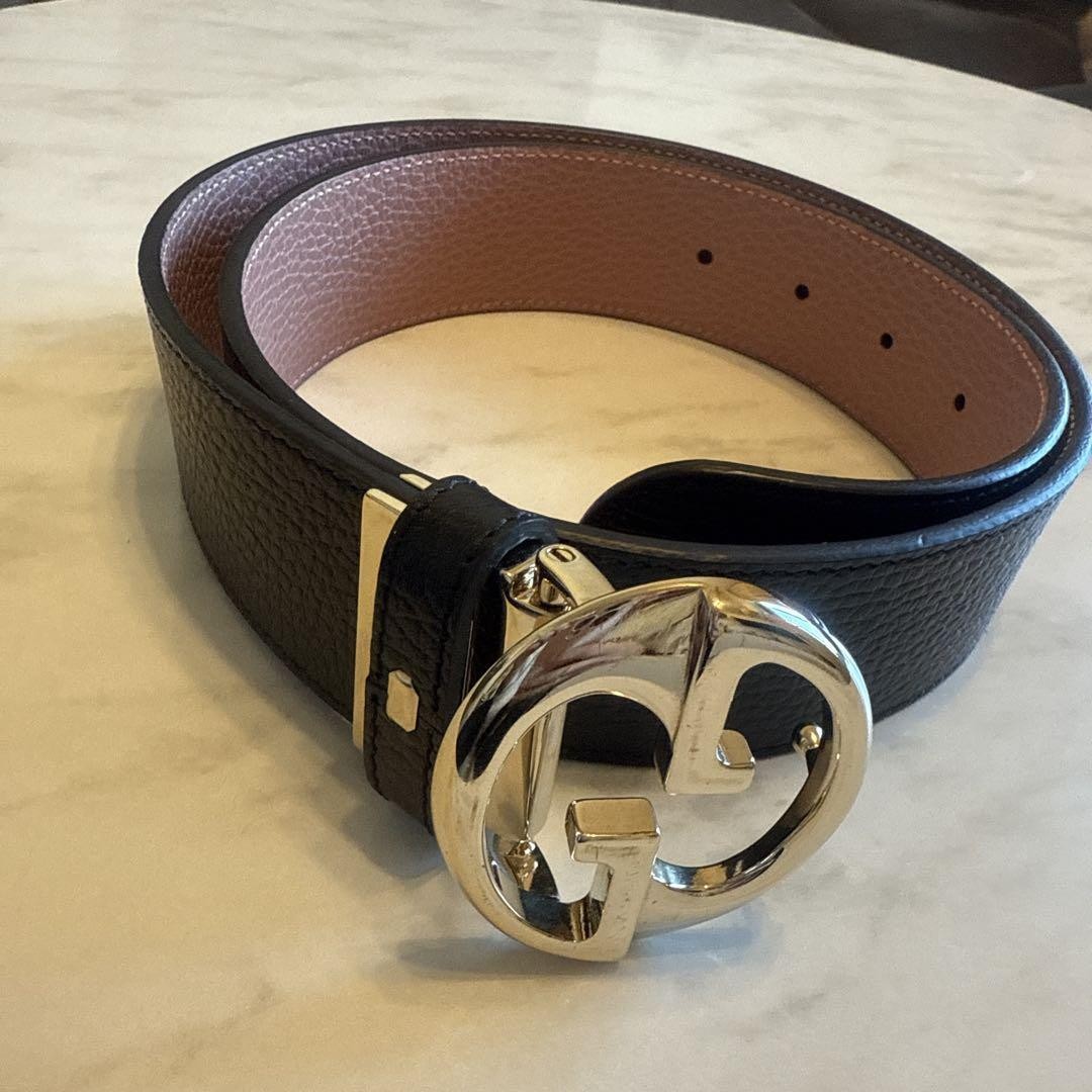 GUCCI Reversible Leather Belt with Double Logo in Black and Pink