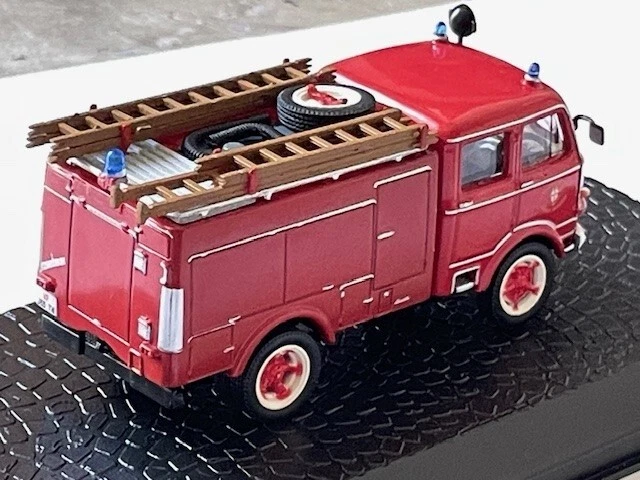Atlas, 1/76 scale, OM Tigrotto fire truck... very nicely detailed - Image 2 of 4