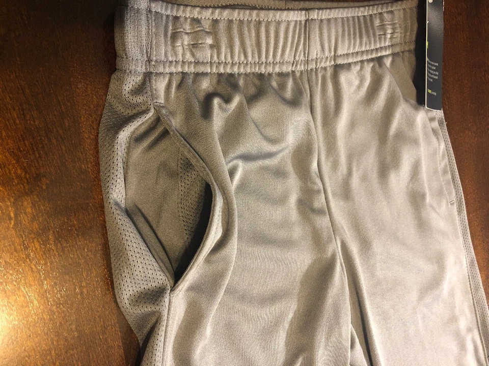 Pantalones deportivos Nike para niño talla 6 grises con logotipo amarillo nuevos con etiquetas Foto 3 de 3