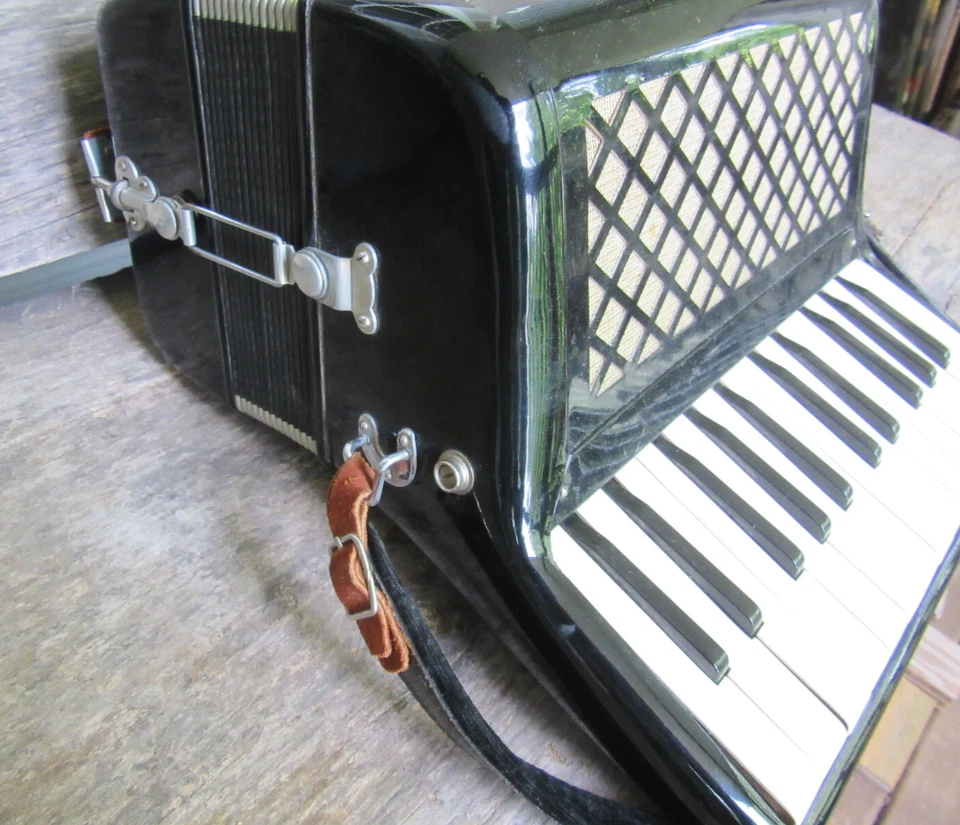 Vtg Black Camerano Piano Accordion 480/459 Italy w/Case - Image 3 of 4