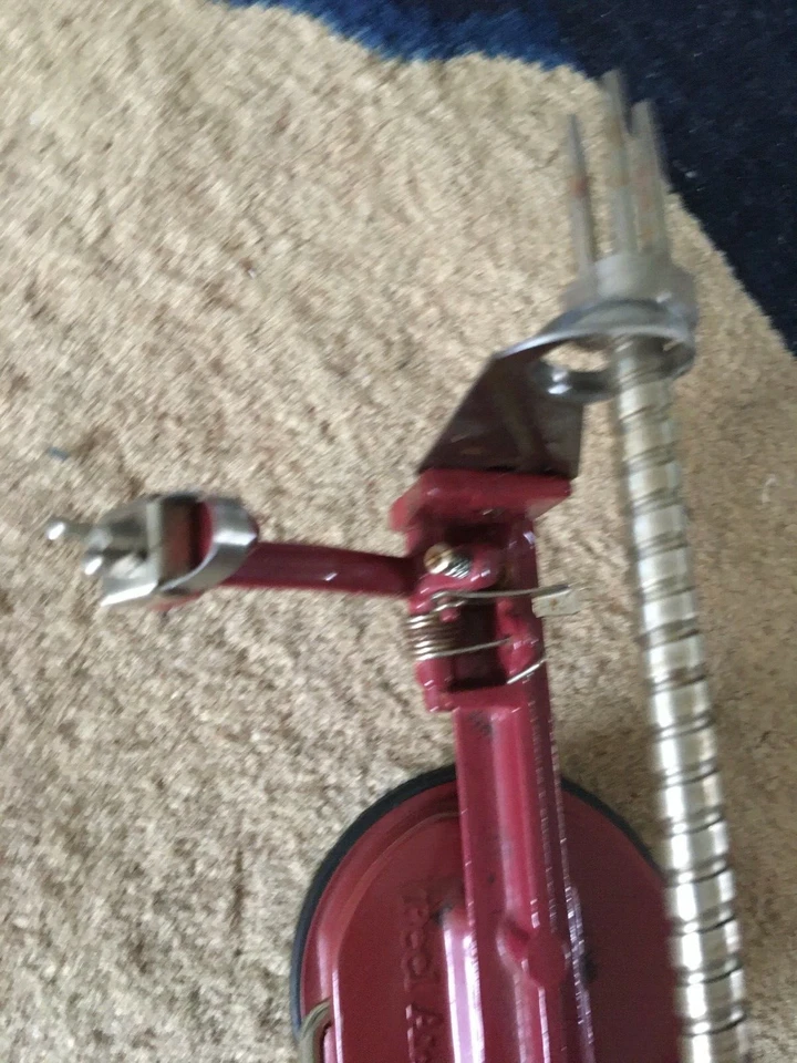 Pelador de manzanas Amco vintage Back To Basics rojo metal mango madera base de succión Foto 4 de 4