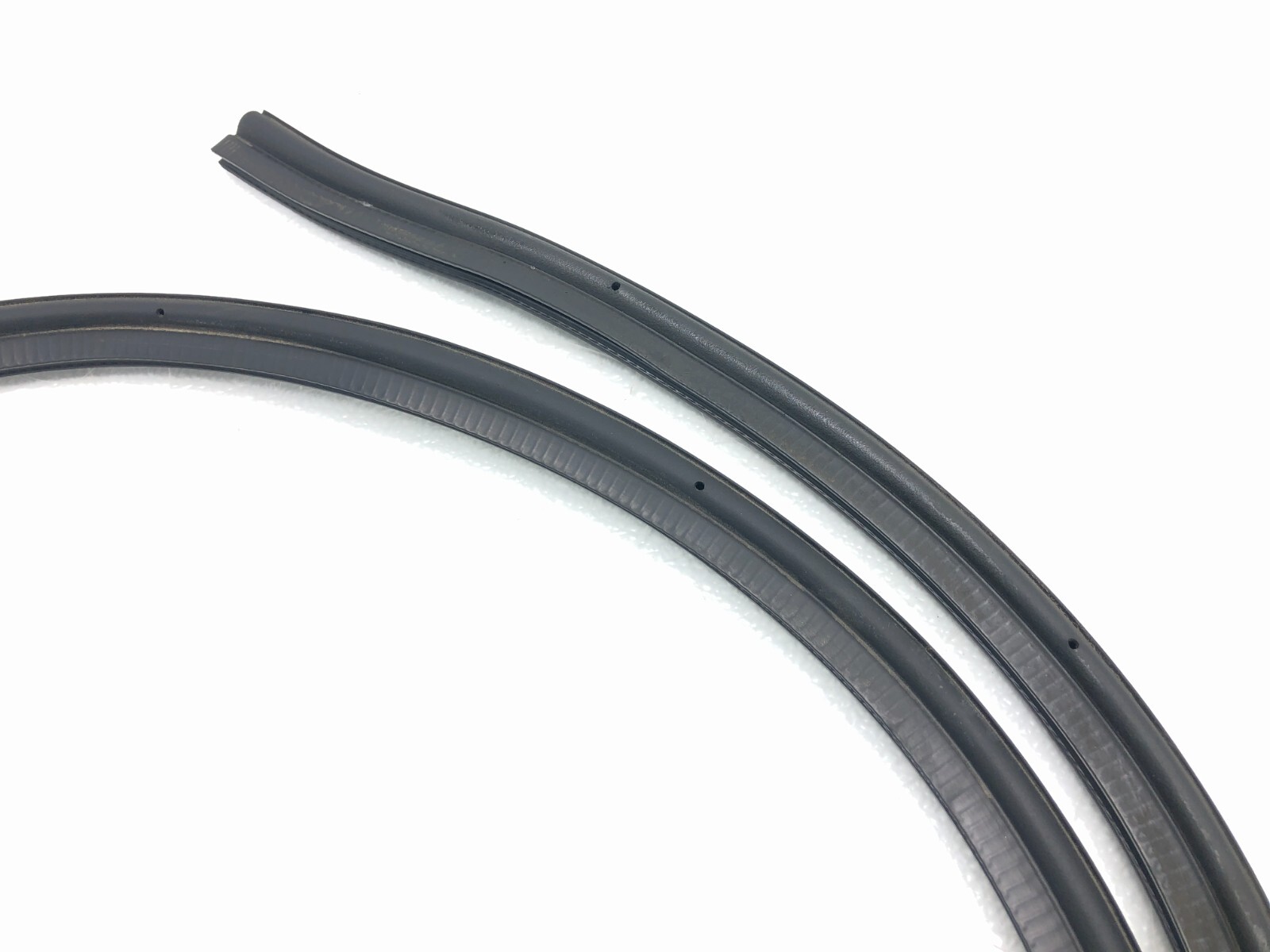 2017-2022 MASERATI LEVANTE HOOD BONNET WEATHERSTRIP SEAL OEM.