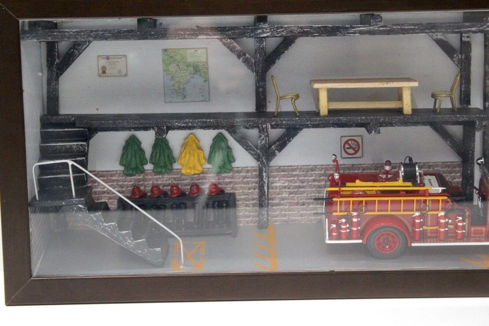 1:50 Signature 1941 GMC Fire Truck Diorama Set DETROIT - Immagine 3 di 4
