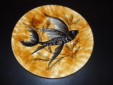 ASSIETTE FAIENCE QUIMPER DECOR POISSON NOIR FOND JAUNE SIGNE BASTIAN LE PEMP