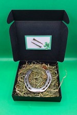 Pony Hufe&iacute;sen in einer Geschenkbox gebettet auf Bayrischem Wiesen Heu
