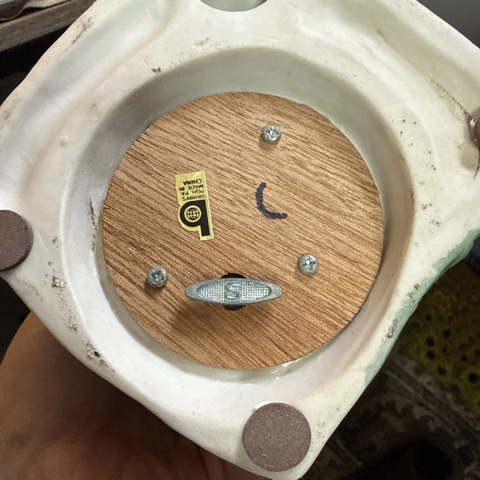 Iglesia Pueblo de Navidad Musical Porcelana Pintada a Mano Caja Original Badcock De Colección Foto 3 de 4