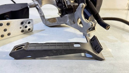 BMW E39 Manual Pedal Set 21526773670 35426876898 35216752780 35311161586 - Picture 3 of 24